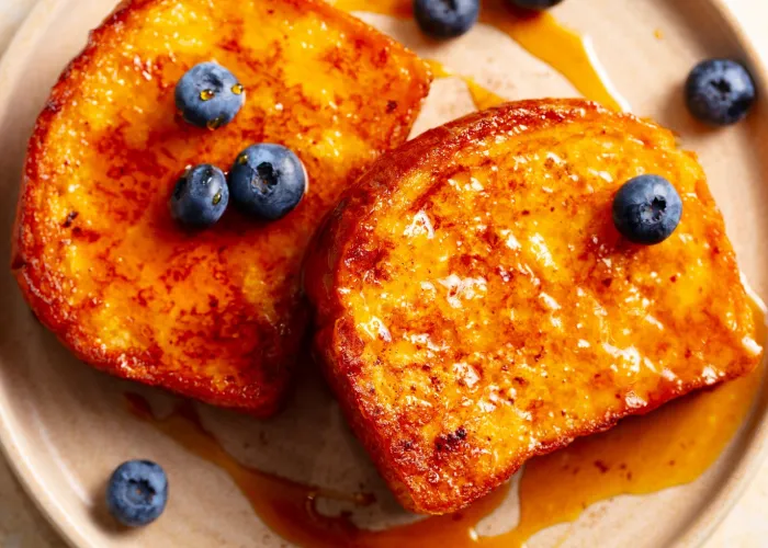 french toast with maple syrup and blueberries